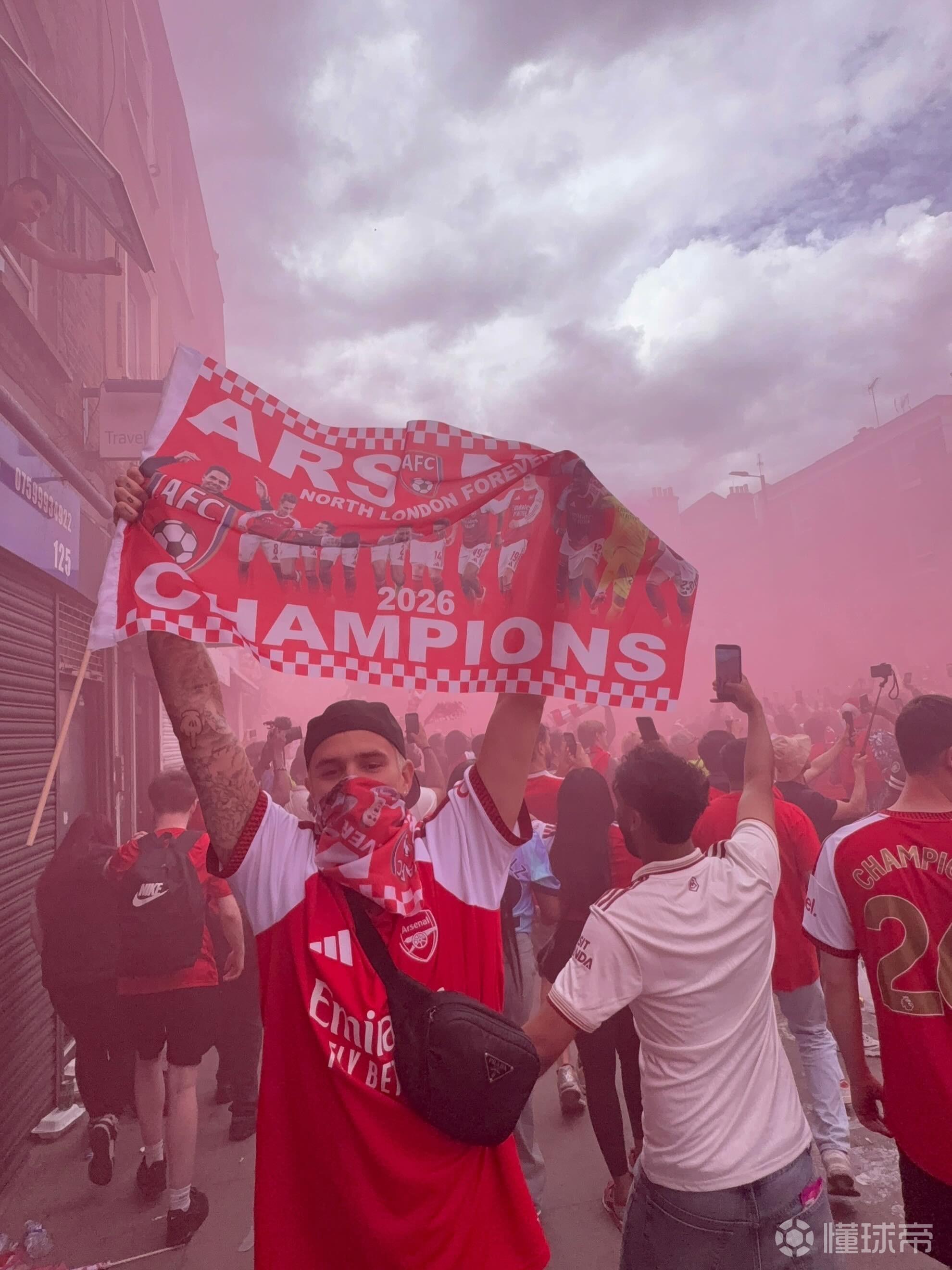 罗密欧-贝克汉姆参加阿森纳英超夺冠巡演,并在社媒配文:22年